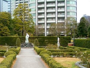 14「東京ツインパークス」外観と（隣接の）公園